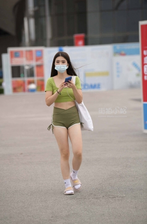 清凉运动热裤小姐姐
