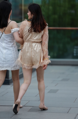 小高跟白腿美女