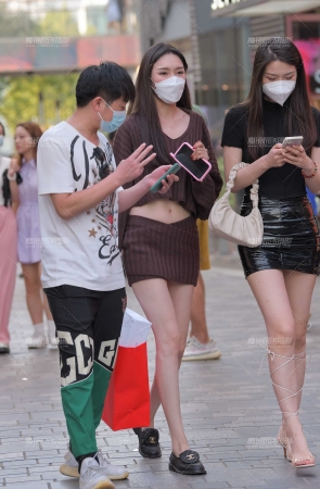 两个美女，你喜欢哪个？