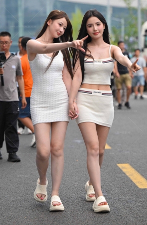 2592-19-75√美腿拖鞋俩闺蜜 11P