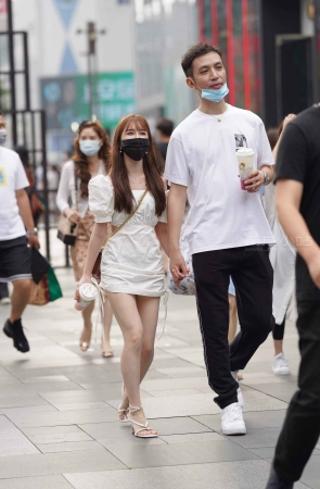 俊俏小女友