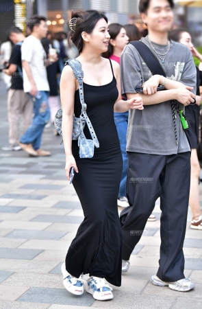 &漂亮裹身长裙美女