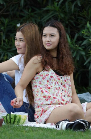 大波浪卷发，花裙子美腿街拍美女