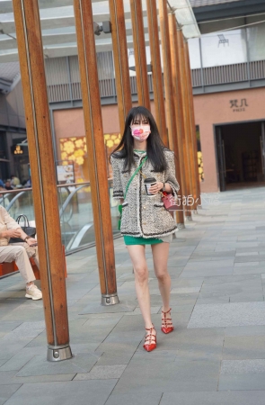 街拍红色鞋子美女
