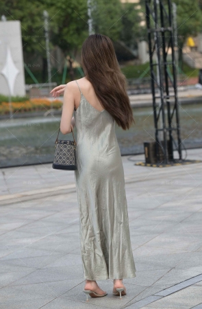 吊带长裙美足小姐姐