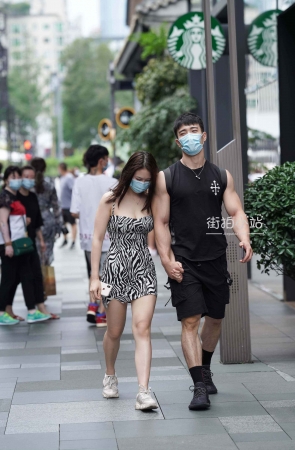 街拍低胸超短裙美女