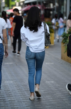 &魅力牛仔甜美美女&