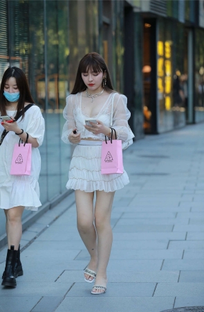 四九城嘎子街拍作品 - 短裙性感小姐姐