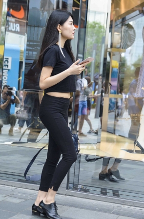 黑色紧身裤凸显美女好身材