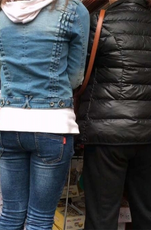 超级紧绷牛仔裤美眉