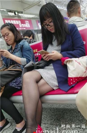 4k-红鞋黑丝眼镜妹，低头玩手机头都不抬一下。