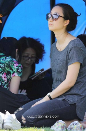 帐篷内的苗条女子