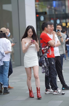 白短裙小姐姐
