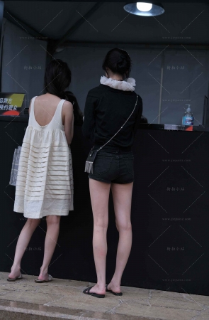 美腿热裤小妹