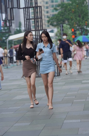 一对短裙姐妹花