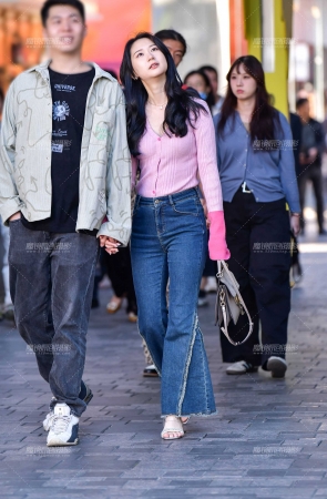 &阔腿牛仔裤高挑美女