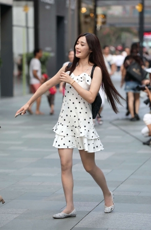 辉辉街拍作品 - 极品长腿漂亮售货员下班后的灰色丝袜