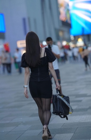 风韵犹存的黑丝小姐姐