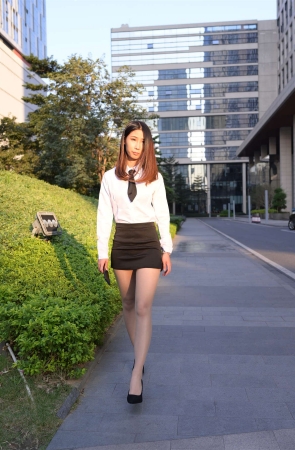 白衬衣黑短裙