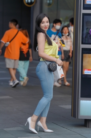 翘臀牛仔裤