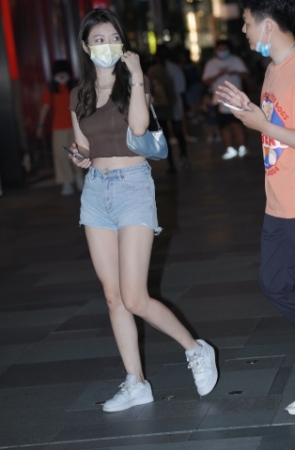 独自来旅游的热裤女孩 气质温婉 清新甜美