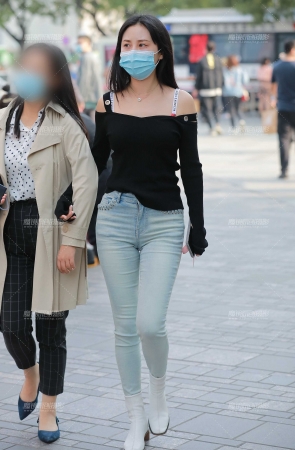 浅蓝牛仔裤小姐姐