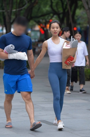 紧身瑜伽妹子