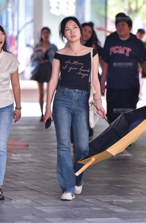 &黑衫牛仔裤美女