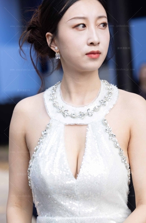 LB162-145P 上海时装周-性感开叉露胸挂脖礼服少妇