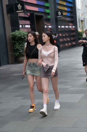 逛街的美腿姐妹