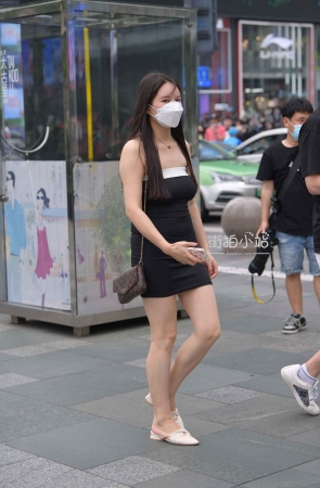 肉肉的黑色短裙美眉