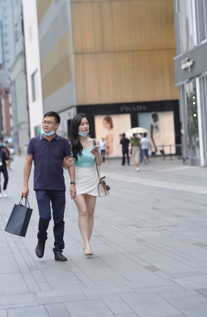 漂亮的高腰白裙美女