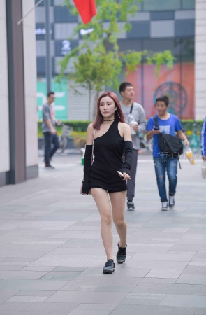 街拍自信的短裙姑娘