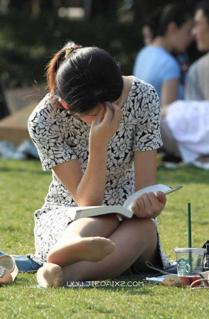 看书的长丝美妇