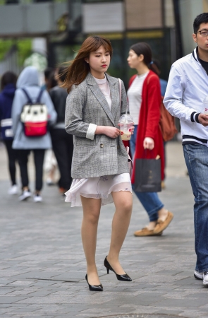 美眉的肉丝小高跟喜欢吗