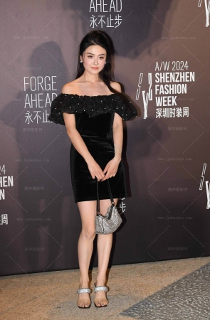 24413-6=84√一字肩美腿美足美女 17P