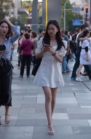 漂亮的白裙小姐姐