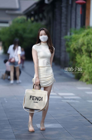 街拍气质短裙美女