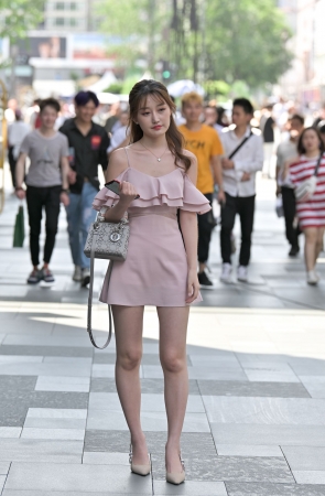 吊带粉裙美女