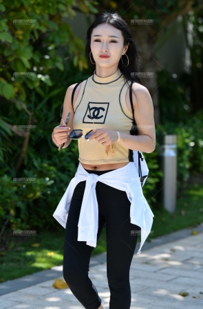 &紧身黑裤气质美女
