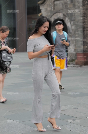 小姐姐身材不错