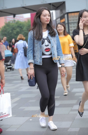 哟，牛仔衫搭配健美裤MM
