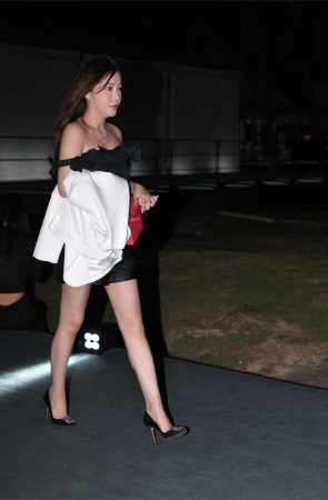 黑色皮短裤黑白搭配