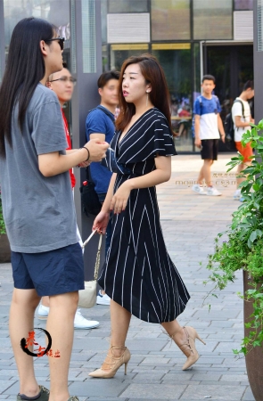 8-15 深V黑白格大衣