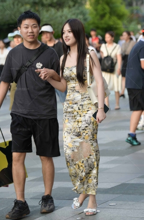 2484-8=72√粉嫩脚板底，凉拖美女 14P