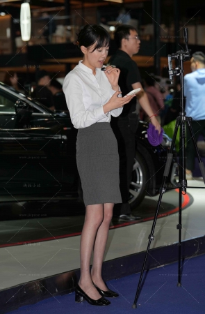 直播卖车的苗条主播