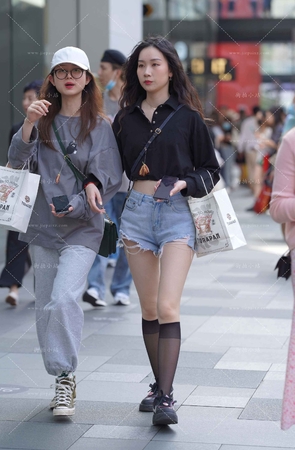 街拍热裤长筒袜美眉