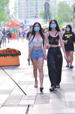 街拍牛仔热裤低胸性感美女