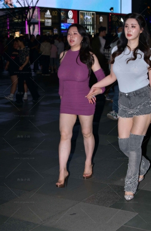 丰腴包臀裙美妇