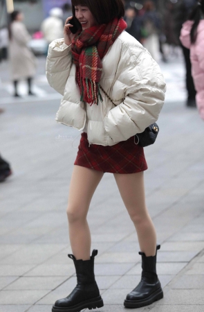 短裙街拍少妇